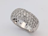 une bague en or blanc et diamants