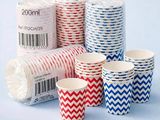 de nombreuses tasses alignées sur la table