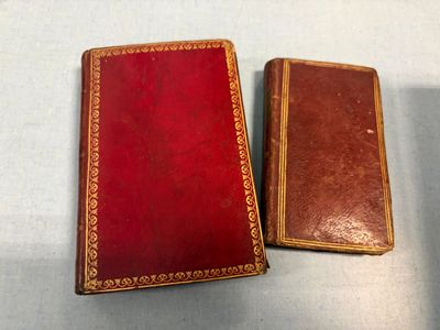 deux vieux livres posés sur une table l'un à côté de l'autre
