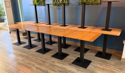 quatre tables empilées les unes sur les autres