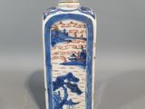 une paire de vases bleus et blancs ornés d'arbres et de nuages