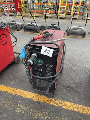 deux machines à souder qui sont garées sur le parking