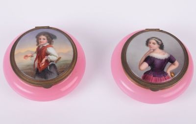 une paire de boîtes en porcelaine rose ornées de portraits miniatures d'un homme et d'une femme