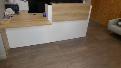 un bureau avec un ordinateur dans une pièce