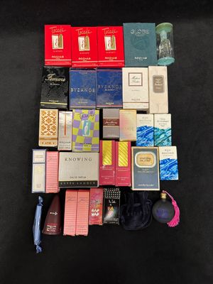 un grand nombre de livres posés sur une table