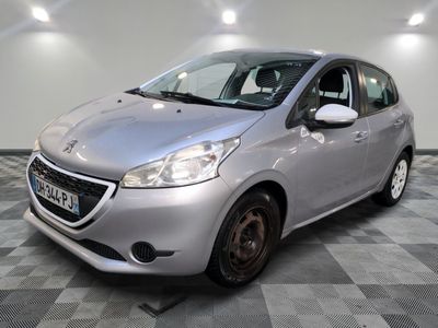 la petite voiture argentée est garée dans la pièce au sol en damier