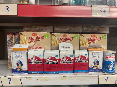 de nombreuses briques de lait sur une étagère dans un magasin