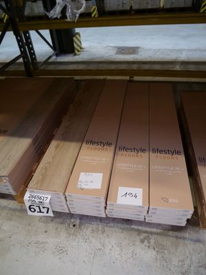 Plusieurs caisses en bois sont empilées sur une étagère dans un entrepôt