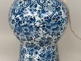 une lampe bleue et blanche posée sur une table