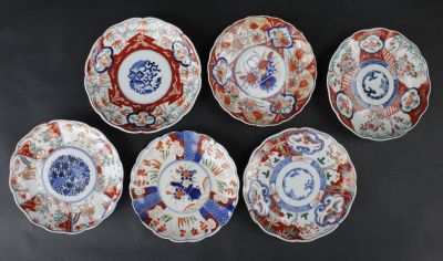 JAPON: 6 assiettes en porcelaine à décor Imari.