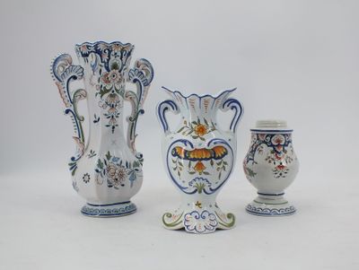 trois vases posés l'un à côté de l'autre sur une table