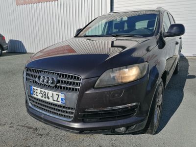 une voiture noire garée dans un parking