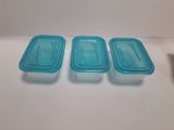 trois récipients en plastique bleus munis d'un couvercle, posés sur une table