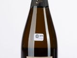 des bouteilles de vin posées sur une table blanche, sur fond blanc
