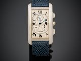 une montre argentée et bleue avec des chiffres romains sur fond noir