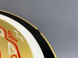 un gros plan d'une horloge aux motifs rouges et jaunes