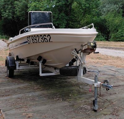 un bateau posé sur une remorque au sol