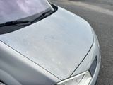 une voiture argentée garée sur le bord de la route