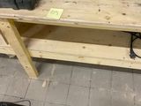 un établi sur lequel sont posés des outils, dans une pièce