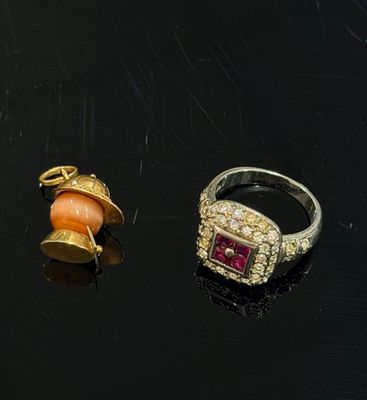 une paire de bagues en or et corail sur un fond noir