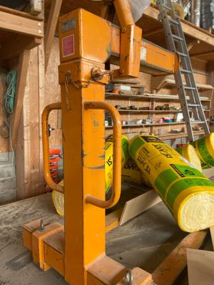 un homme qui travaille sur une machine se trouvant dans un bâtiment