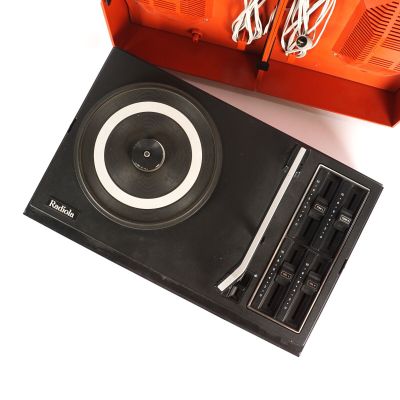 une boîte orange avec un tourne-disque noir et un étui orange
