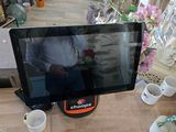 un homme qui se tient debout devant un téléviseur