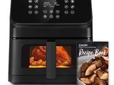 une friteuse à air chaud noire posée à côté d'un paquet de nourriture