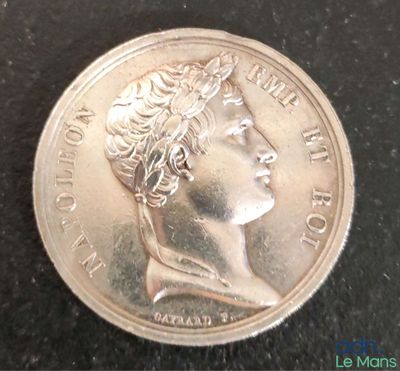 Gros plan sur une pièce de monnaie en argent portant un visage de femme