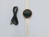 une montre connectée blanche avec un chargeur et un câble