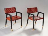 deux chaises rouges aux pieds noirs et une chaise rouge aux pieds dorés