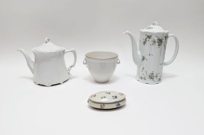 REUNION de 4 pièces en porcelaine : - Jatte en porcelaine de…