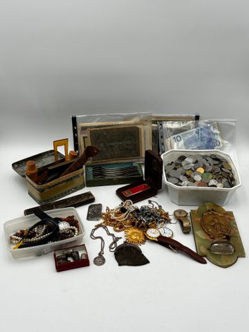 Lot de bijoux et montre fantaisie, monnaies démonétisée, bénitier...