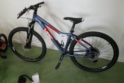 un vélo posé par terre à côté d'autres vélos