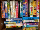 un grand nombre de DVD dans une boîte en carton posée sur le sol