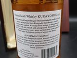 une bouteille de whisky posée sur une table à côté d'une boîte