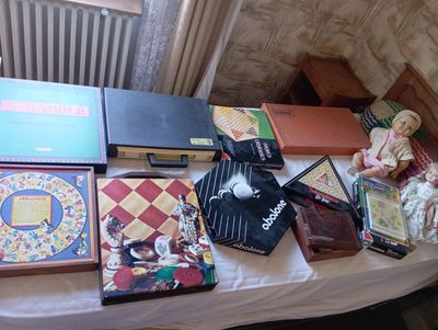 une table sur laquelle sont posés de nombreux livres et d'autres objets
