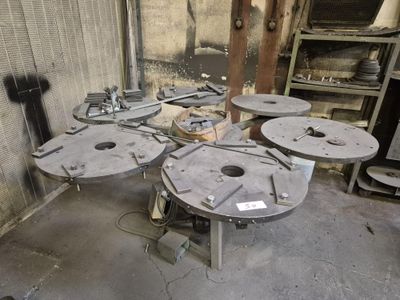 un tas de tables en métal qui se trouvent dans une pièce