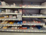 de nombreuses étagères contenant divers articles dans un magasin