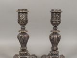 paire de bougeoirs anciens en argent ornés de motifs floraux