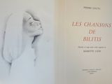 un livre sur lequel figure la photo d'une femme en robe blanche