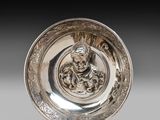 un plat ancien en argent orné du buste d'un homme