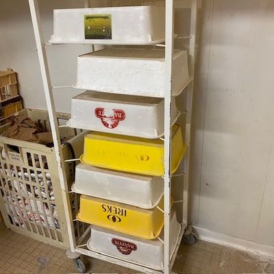 de nombreuses boîtes empilées dans une pièce