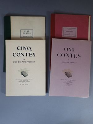 trois livres posés sur une table l'un à côté de l'autre