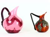 deux vases posés l'un à côté de l'autre sur une surface blanche