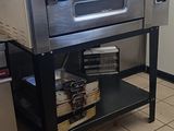 une photo d'un four à pizza professionnel dans une cuisine professionnelle