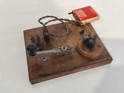 un petit appareil sur lequel est posé un livre