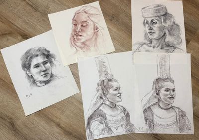 six dessins représentant des femmes en costume de la Renaissance posés sur une table en bois