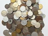 une pile de pièces de monnaie posée sur une surface blanche
