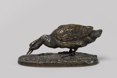 sculpture en bronze représentant un oiseau sur un socle, sur fond blanc